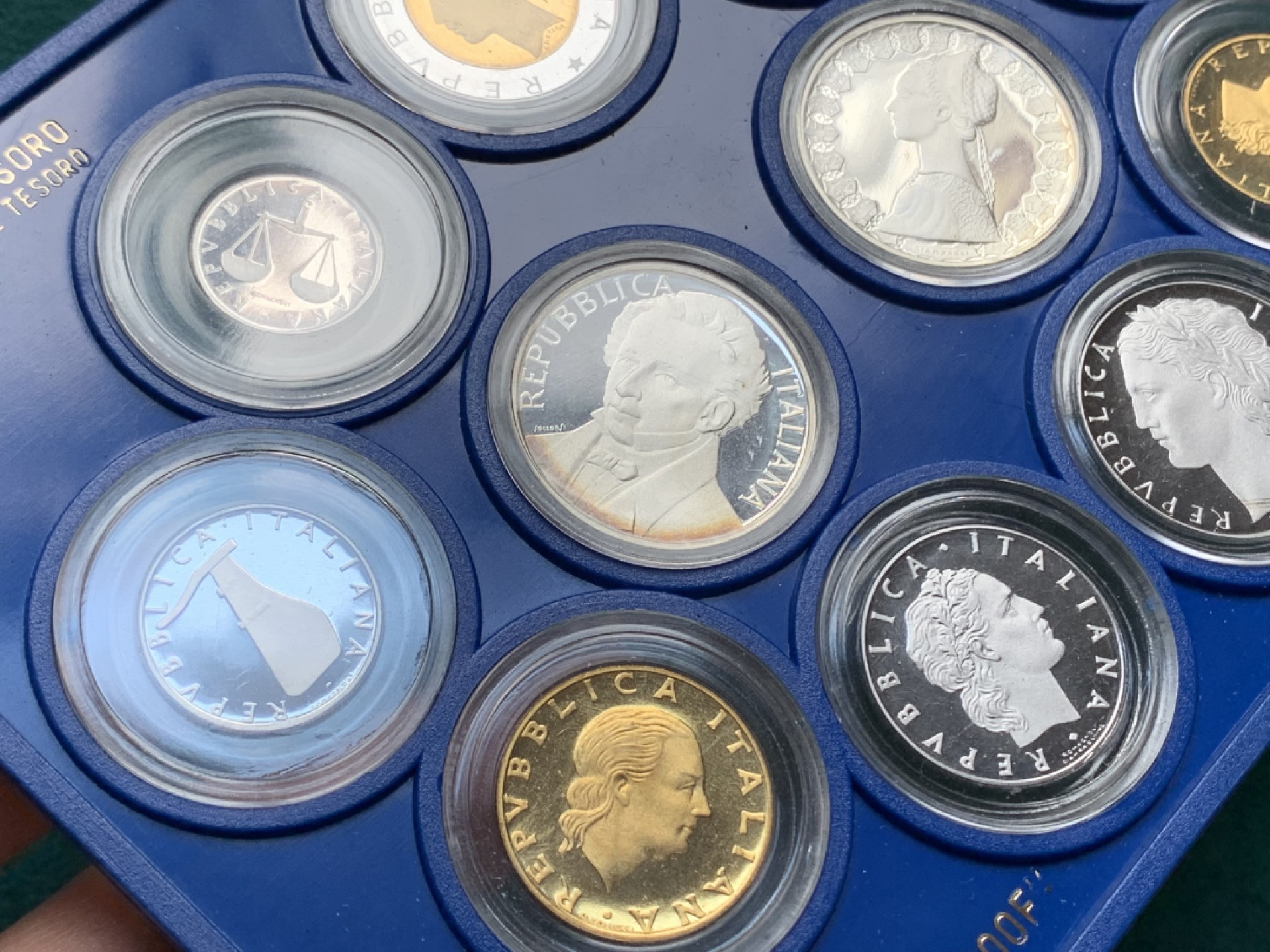 《竞宝斋》第150场-周日，周一，周四 3场 (全场包邮) 1987年原盒带证书意大利精制套币含两枚银币