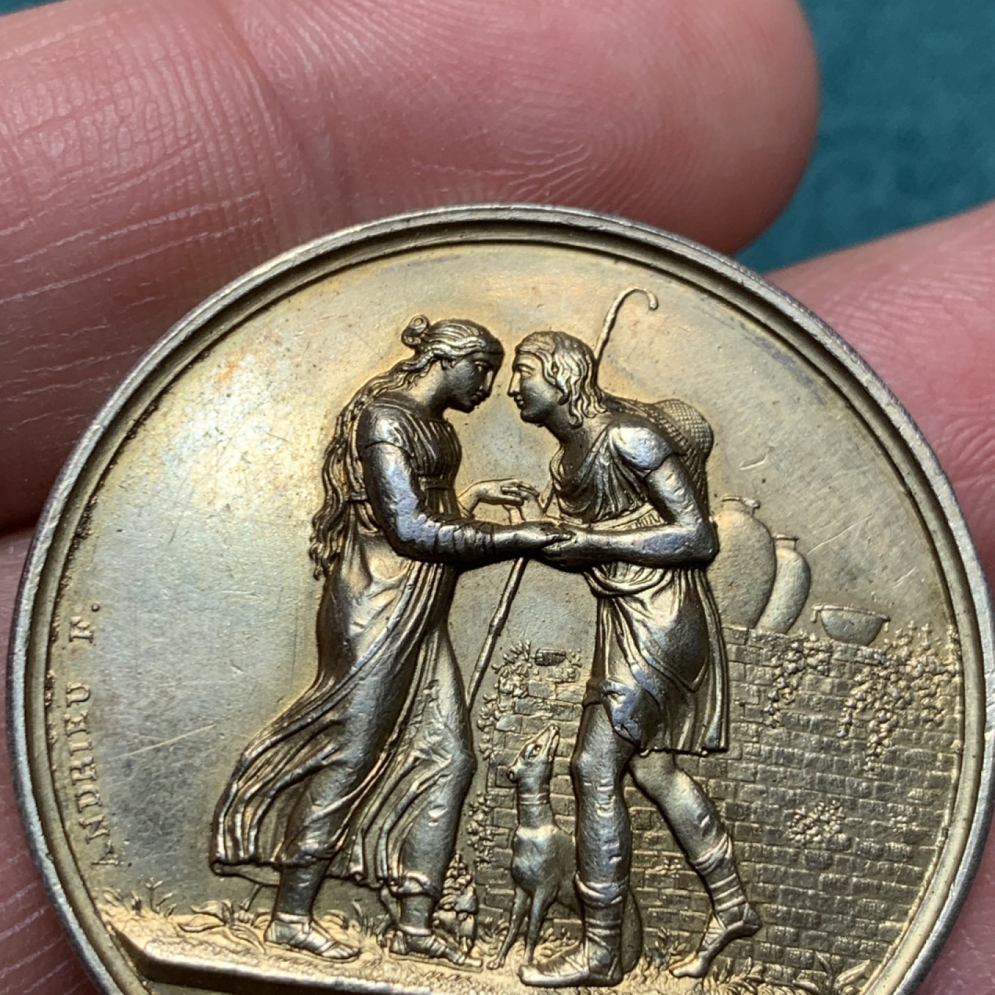 《竞宝斋》第150场-周日，周一，周四 3场 (全场包邮) 法国 结婚纪念镀金银章  重量：17.7gr  直径：26mm 边铭：love  边道有伤，应该是检验材质所留下的 细节见图