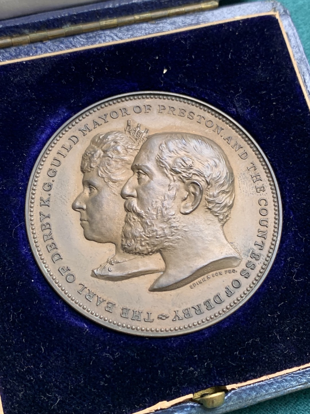 《竞宝斋》第150场-周日，周一，周四 3场 (全场包邮) 1902年 英国普雷斯顿公会纪念大铜章，带原盒 51mm60克