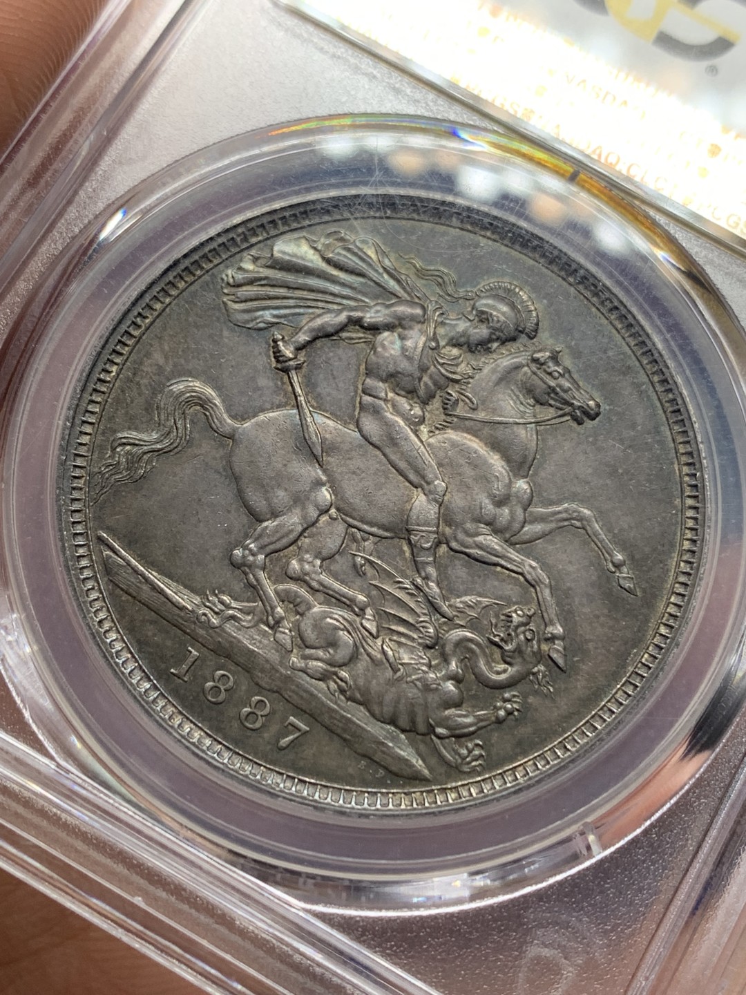 《竞宝斋》第150场-周日，周一，周四 3场 (全场包邮) PCGS MS61 英国 维多利亚 马剑克朗大银币 黑彩包浆 状态好，还泛点紫光，包浆难遇，包浆太厚导致分数保守，状态一流