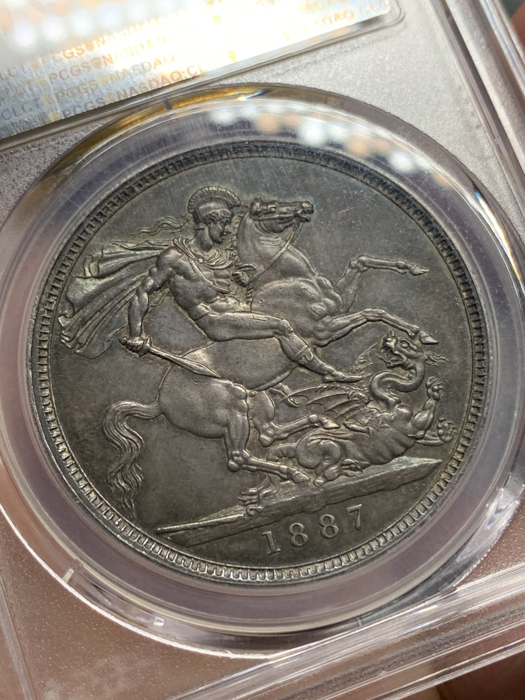 《竞宝斋》第150场-周日，周一，周四 3场 (全场包邮) PCGS MS61 英国 维多利亚 马剑克朗大银币 黑彩包浆 状态好，还泛点紫光，包浆难遇，包浆太厚导致分数保守，状态一流