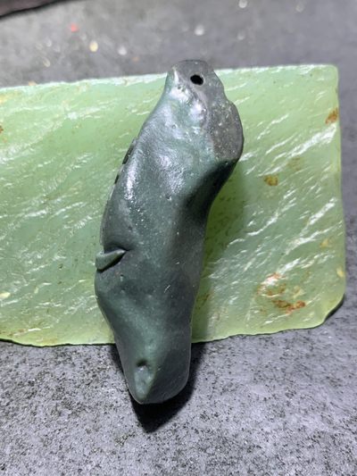 精美戈壁绿碧玉手工雕刻道字把件（吊坠)一个！ 精美戈壁绿碧玉手工雕刻道字把件（吊坠)一个！