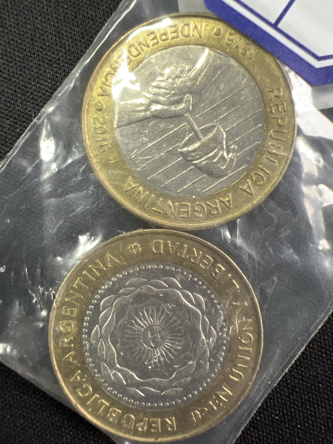 泡泡堂微拍第一 一 七幕硬币捡漏可累计专场👿👿，累计满二十元包邮，接受代拍业务 阿根廷2比索两枚