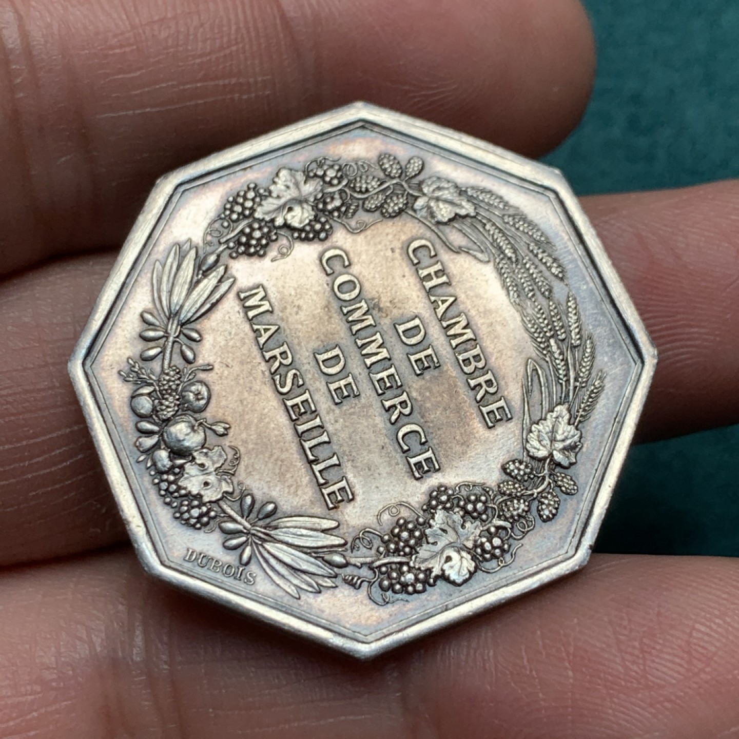 《竞宝斋》第150场-周日，周一，周四 3场 (全场包邮) 法国 马赛航海港口 银质八角代币  重量：19.5gr  边铭：丰饶角+银标