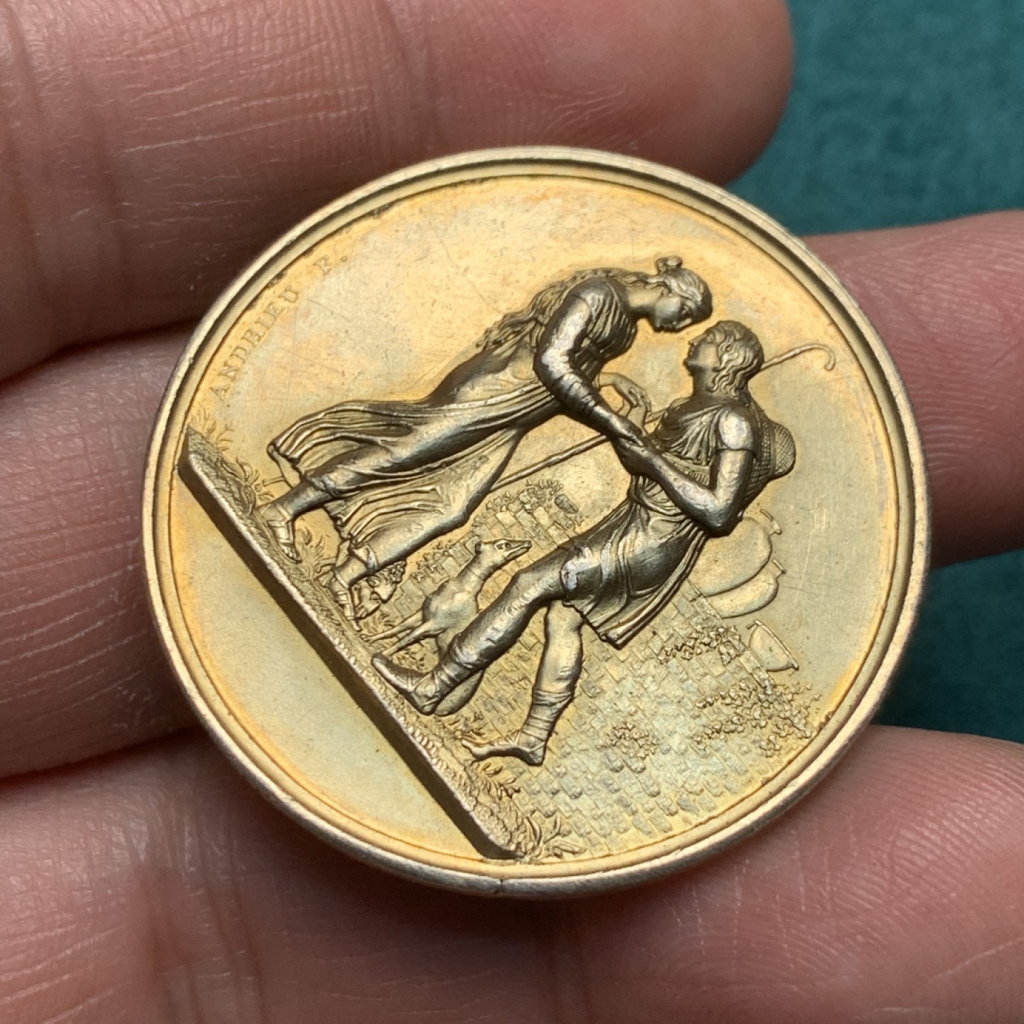 《竞宝斋》第150场-周日，周一，周四 3场 (全场包邮) 法国 结婚纪念镀金银章  重量：17.7gr  直径：26mm 边铭：love  边道有伤，应该是检验材质所留下的 细节见图