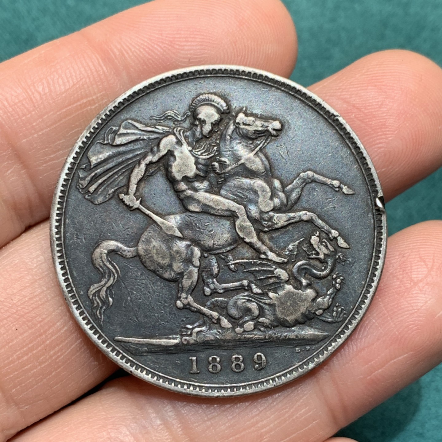 《竞宝斋》第150场-周日，周一，周四 3场 (全场包邮) 英国 1889年 维多利亚女王 高冠 马剑大银币 双面深黑包浆 不容易