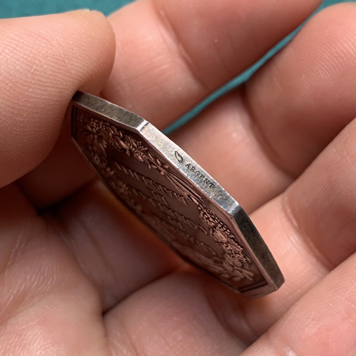 《竞宝斋》第150场-周日，周一，周四 3场 (全场包邮) 法国 马赛航海港口 银质八角代币  重量：19.5gr  边铭：丰饶角+银标