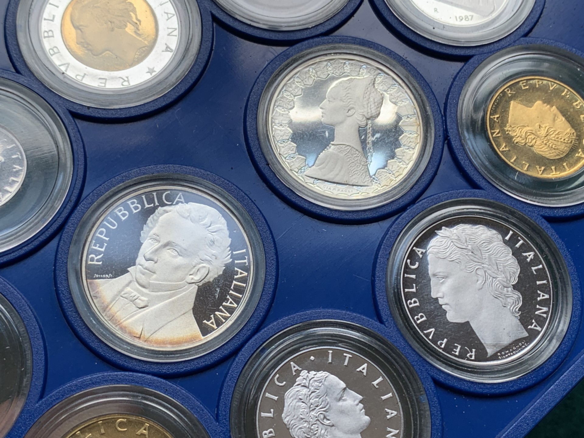 《竞宝斋》第150场-周日，周一，周四 3场 (全场包邮) 1987年原盒带证书意大利精制套币含两枚银币