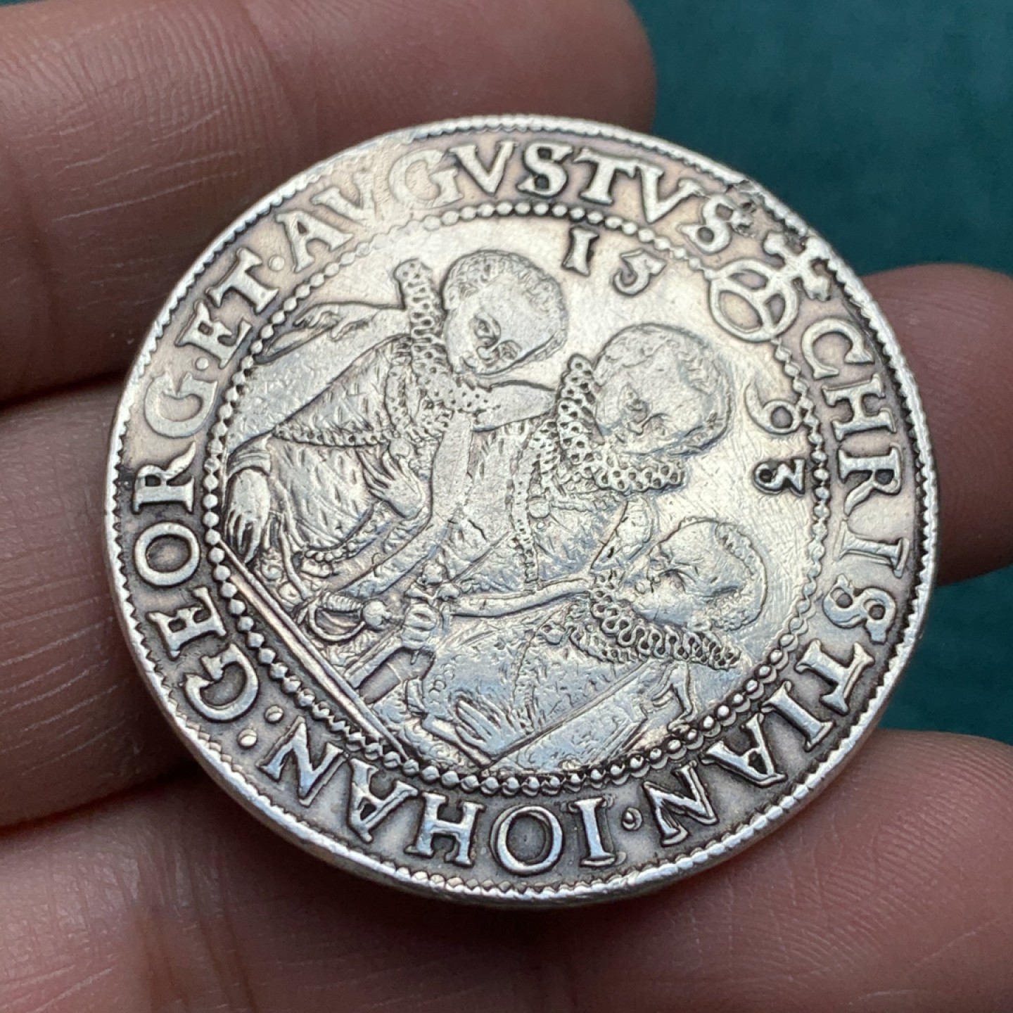 《竞宝斋》第150场-周日，周一，周四 3场 (全场包邮) 德国 1593年 1泰勒 银币 神圣罗马帝国下属萨克森选帝侯克里斯蒂安三兄弟大银 热门品种币未入盒但品好