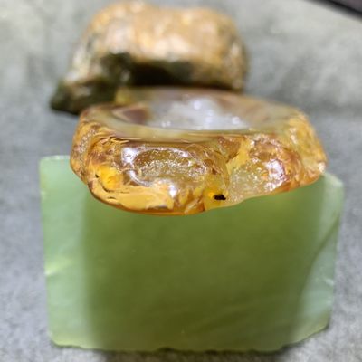 重器天然马达加斯加原皮玛瑙雕刻站观音牌子一块 重器天然马达加斯加原皮玛瑙雕刻站观音牌子一块