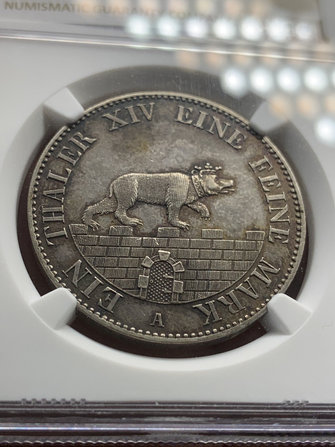 《竞宝斋》第150场-周日，周一，周四 3场 (全场包邮) NGC AU58 安哈特小熊爬墙泰勒 银币 1852最少年份，10000发行，早期直径大 重量重，比186X少见！五彩，细节无敌，熊身栩栩如生，炫技作品