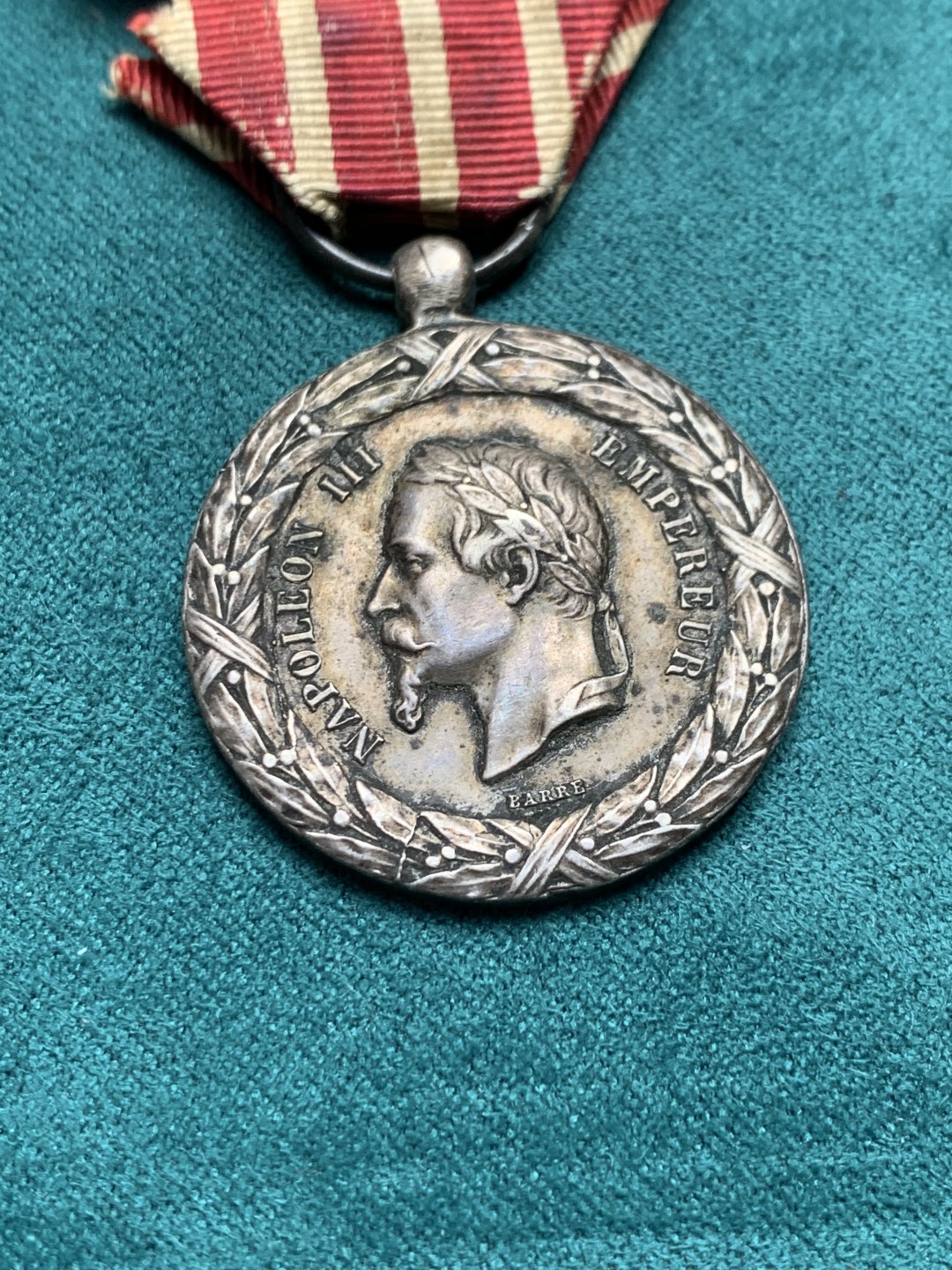 《竞宝斋》第150场-周日，周一，周四 3场 (全场包邮) 法国1859年远征意大利奖章 授予参与反抗奥匈独立战争中的远征意大利军团官兵 ，原味酱彩包浆 十分稀少