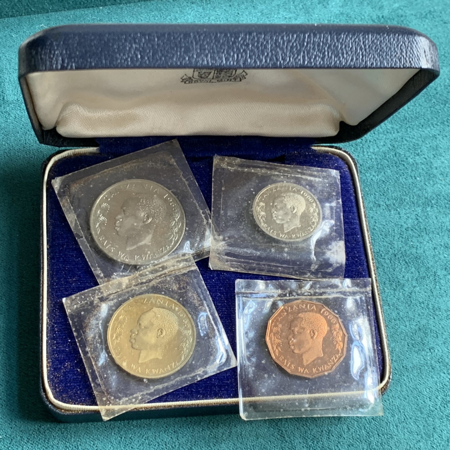 《竞宝斋》第150场-周日，周一，周四 3场 (全场包邮) 坦桑尼亚1966年官方原盒原封精制币4枚套，克劳斯编号KM#PS1，产量5500套