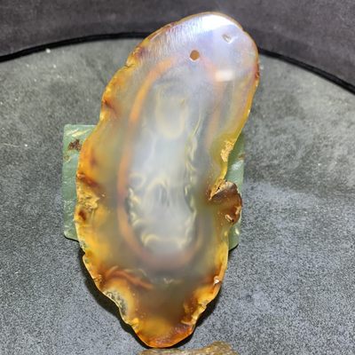 重器天然马达加斯加原皮玛瑙雕刻站观音牌子一块 重器天然马达加斯加原皮玛瑙雕刻站观音牌子一块