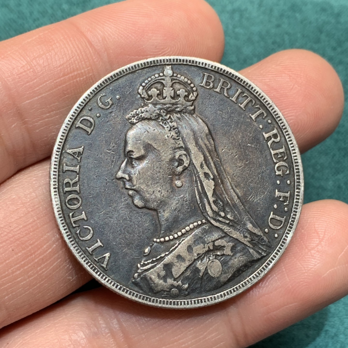 《竞宝斋》第150场-周日，周一，周四 3场 (全场包邮) 英国 1889年 维多利亚女王 高冠 马剑大银币 双面深黑包浆 不容易