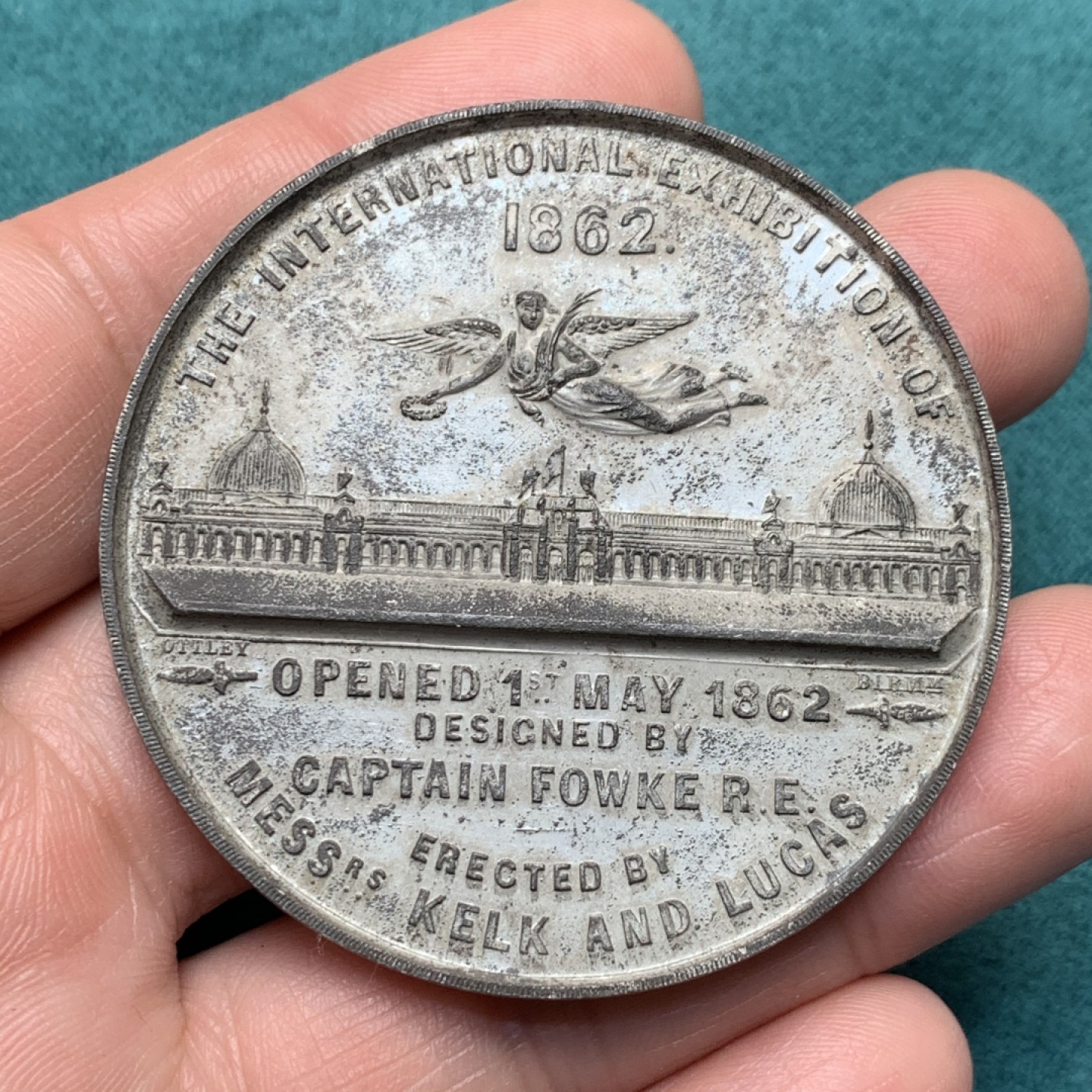 《竞宝斋》第150场-周日，周一，周四 3场 (全场包邮) 1862年 英国国际博览会纪念章，WM材质，维多利亚风格人像 不错32.7克 53.4mm