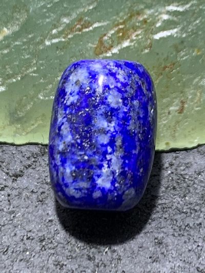 精美阿富汗老矿青金石随形小桶珠一颗， - 精美阿富汗老矿青金石随形小桶珠一颗，