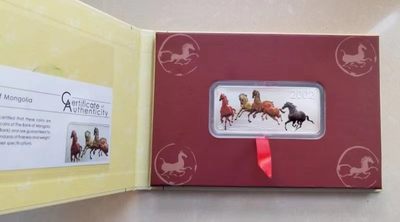 【币将精彩】世界钱币拍卖（2025-12-10） - 蒙古2002年“奔马图”方型五盎司大银币，带证书包装，细节如图。