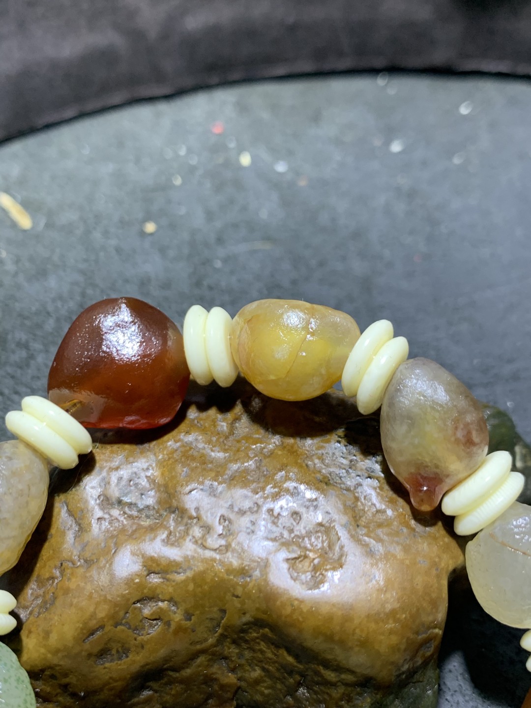 精美阿拉善彩珠玛瑙原石手串一条