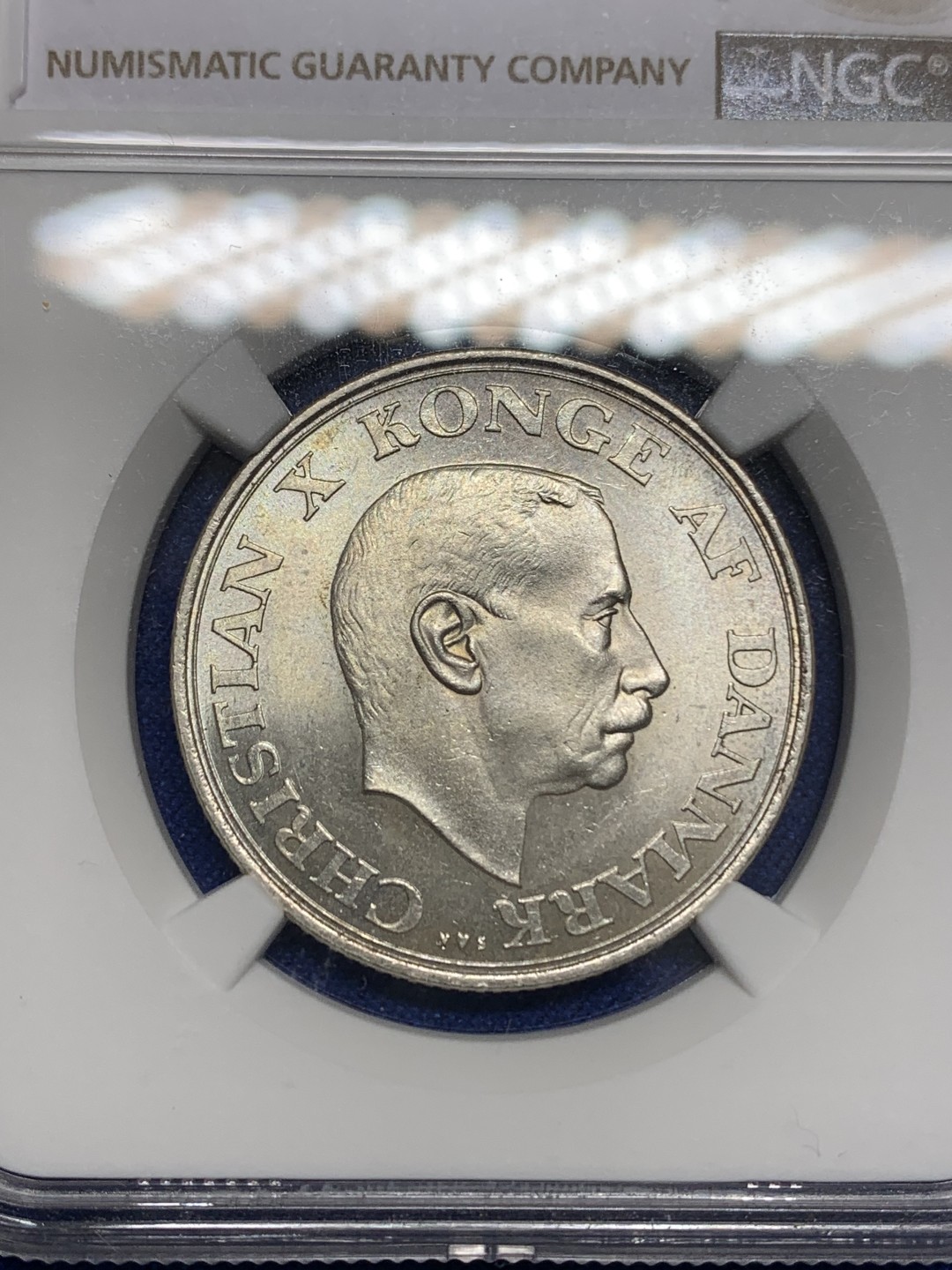 《竞宝斋》第150场-周日，周一，周四 3场 (全场包邮) NGC-MS64 丹麦 1937年 2克朗 丹麦国王登基25周年纪念 银币 车轮转光非常漂亮 高分可自藏