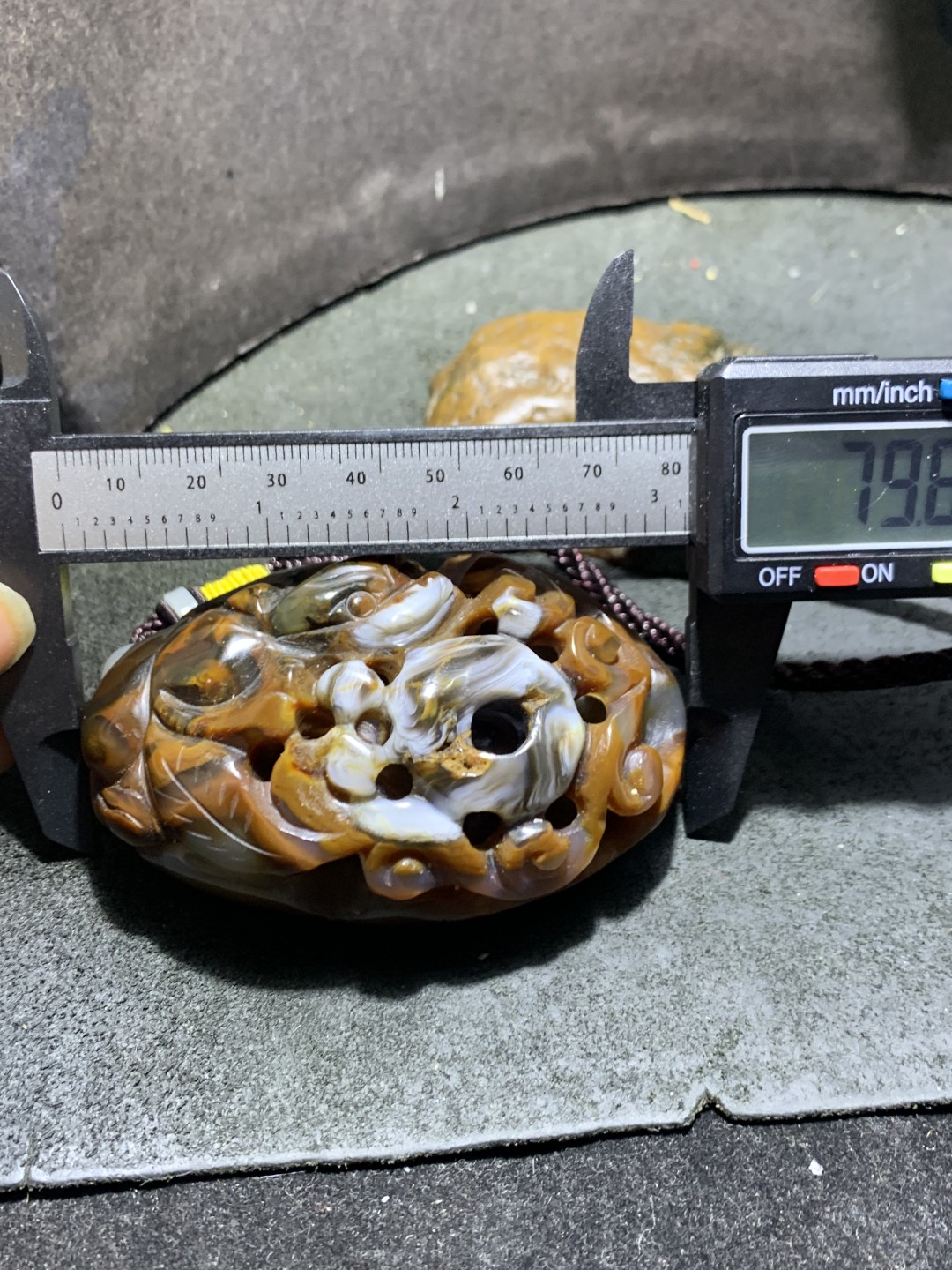 精美原皮聚宝盆高玉化巴西玛瑙手工镂空雕刻貔貅把件一个！