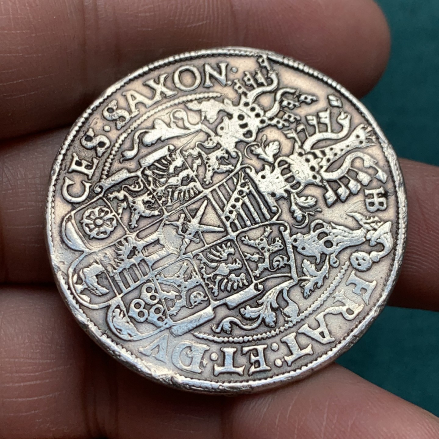 《竞宝斋》第150场-周日，周一，周四 3场 (全场包邮) 德国 1593年 1泰勒 银币 神圣罗马帝国下属萨克森选帝侯克里斯蒂安三兄弟大银 热门品种币未入盒但品好