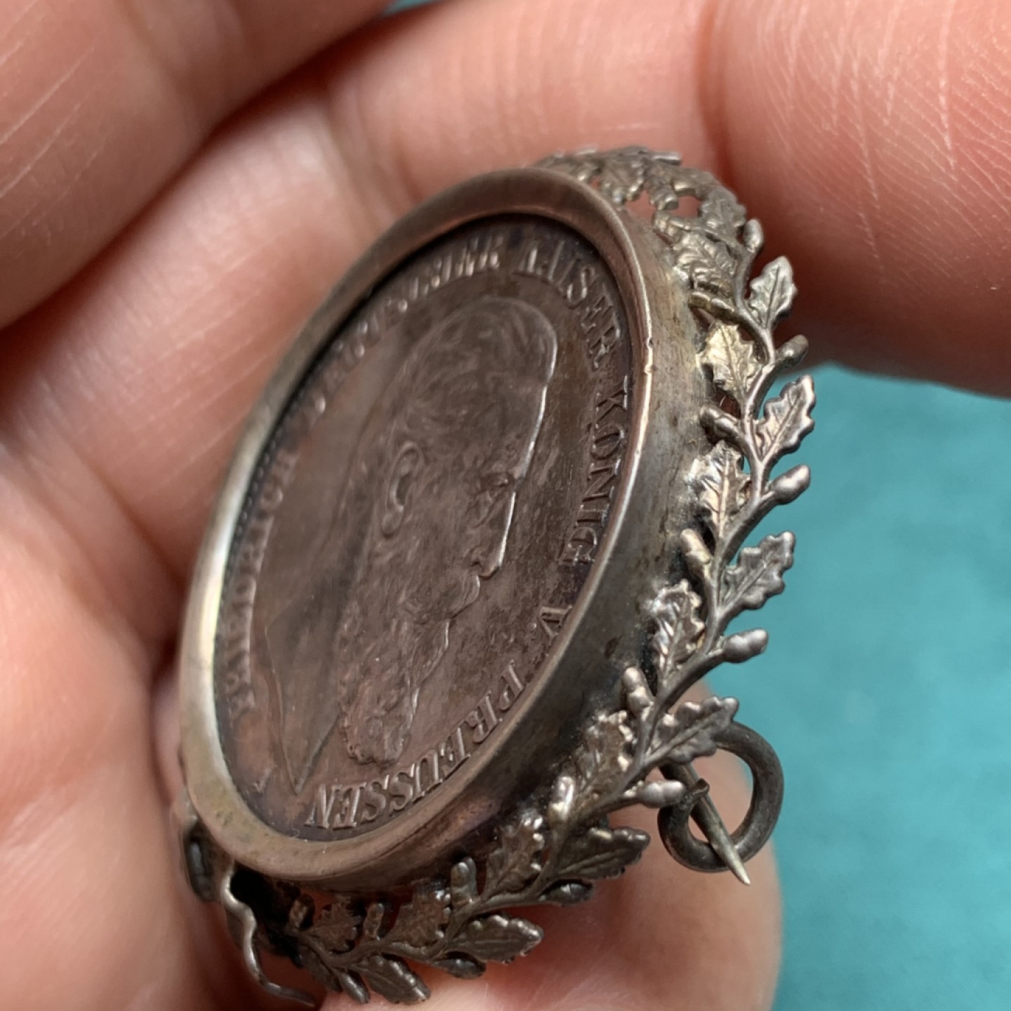 《竞宝斋》第150场-周日，周一，周四 3场 (全场包邮) 德国普鲁士 1888年 弗里德里西2马克（胸针） 16.9克  工艺不错可以佩戴 硬币无焊点  品相不错，外框为银质