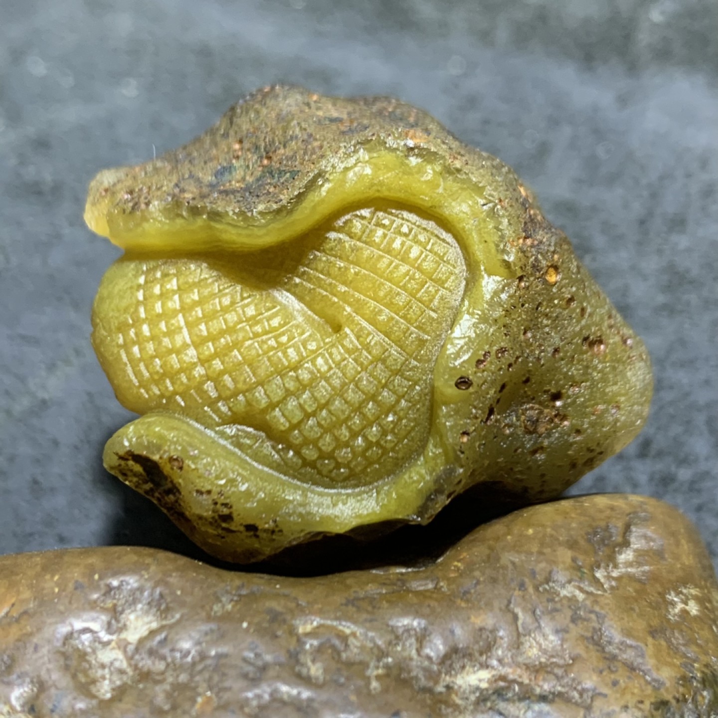 精美亚光蒙料战国红玛瑙高润度原皮雕刻灵蛇吊坠一个！