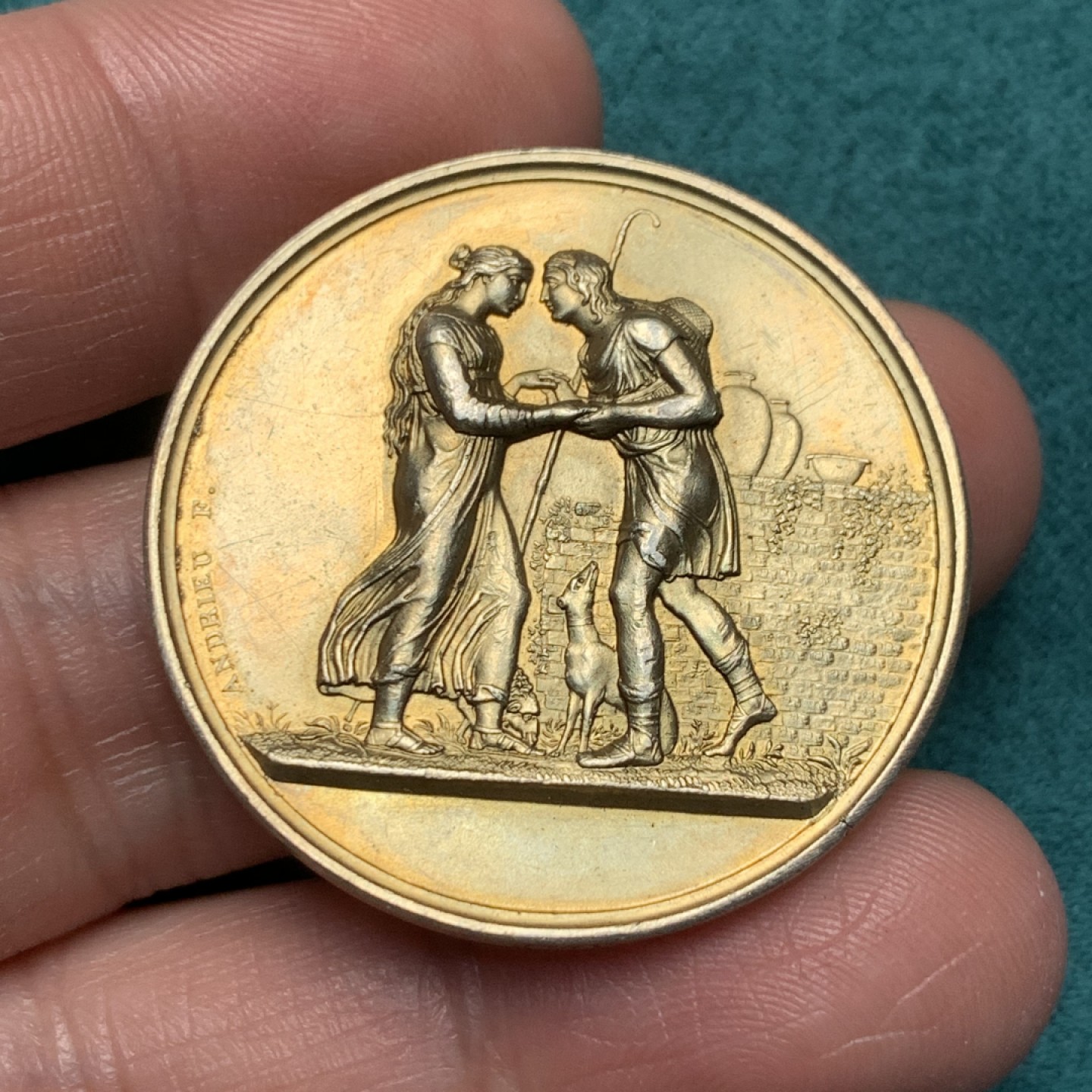 《竞宝斋》第150场-周日，周一，周四 3场 (全场包邮) 法国 结婚纪念镀金银章  重量：17.7gr  直径：26mm 边铭：love  边道有伤，应该是检验材质所留下的 细节见图
