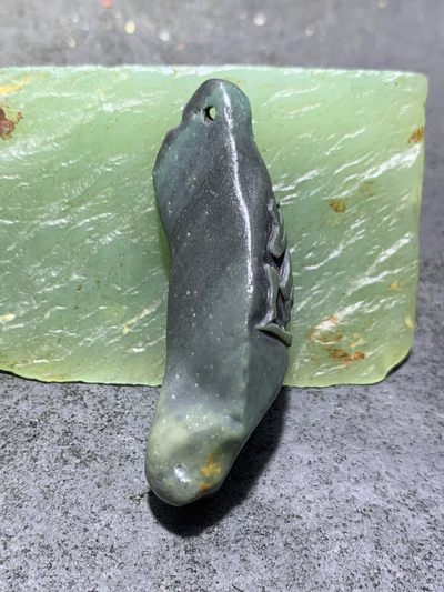 精美戈壁绿碧玉手工雕刻道字把件（吊坠)一个！ 精美戈壁绿碧玉手工雕刻道字把件（吊坠)一个！
