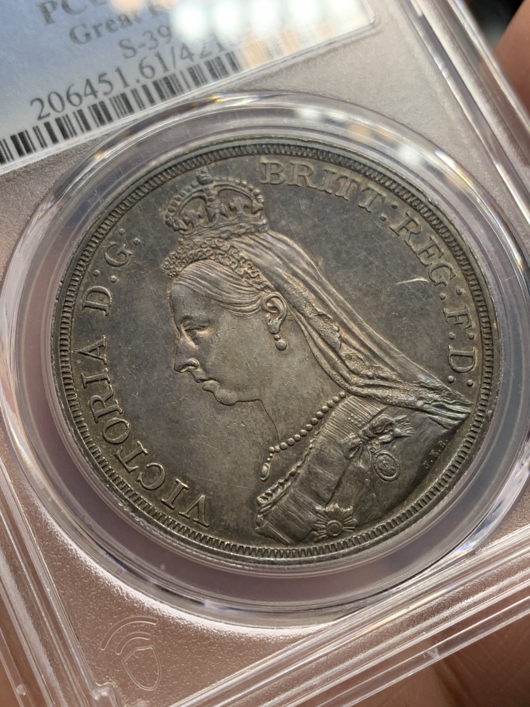 《竞宝斋》第150场-周日，周一，周四 3场 (全场包邮) PCGS MS61 英国 维多利亚 马剑克朗大银币 黑彩包浆 状态好，还泛点紫光，包浆难遇，包浆太厚导致分数保守，状态一流