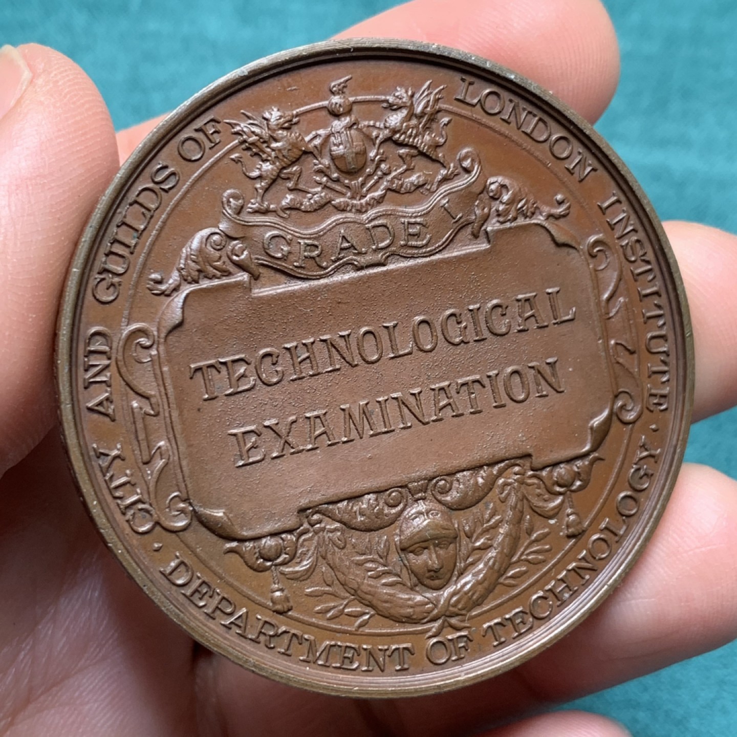 《竞宝斋》第150场-周日，周一，周四 3场 (全场包邮) 1917 英国伦敦行业协会铜章，直径51mm，重量75g，巧克力包浆 品相很好