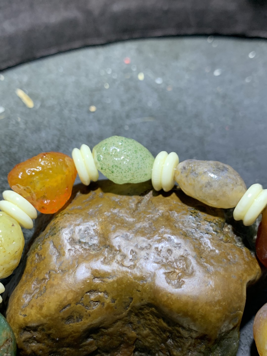 精美阿拉善彩珠玛瑙原石手串一条