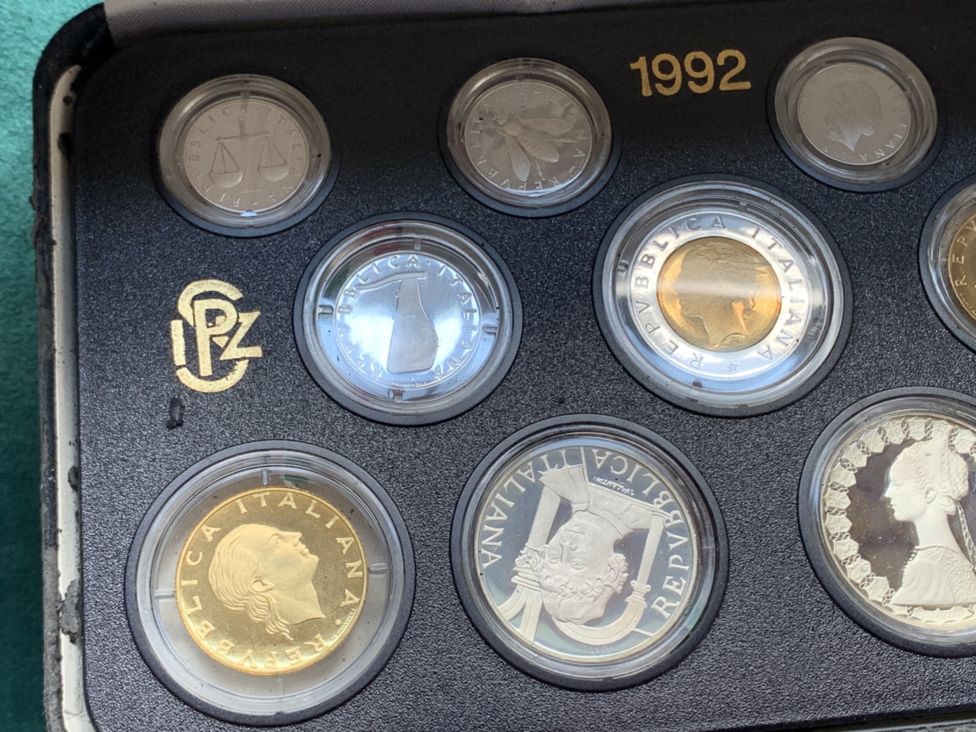 《竞宝斋》第150场-周日，周一，周四 3场 (全场包邮) 1992年原盒带证书意大利精制套币含两枚银币