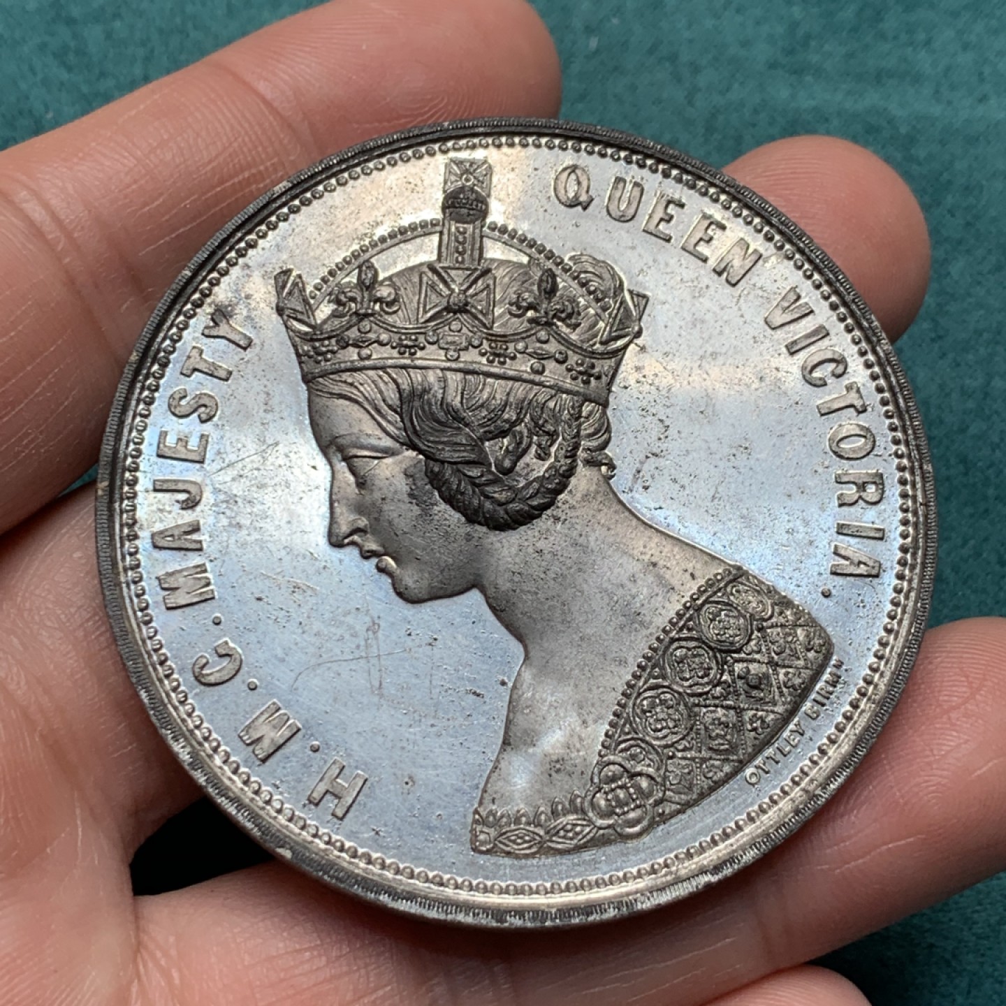 《竞宝斋》第150场-周日，周一，周四 3场 (全场包邮) 1862年 英国国际博览会纪念章，WM材质，维多利亚风格人像 不错32.7克 53.4mm