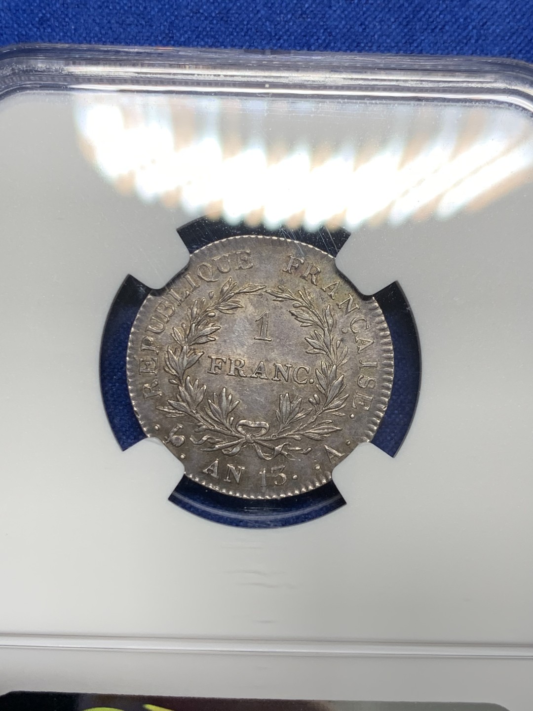 《竞宝斋》第150场-周日，周一，周四 3场 (全场包邮) NGC-AU55 共和13年 拿破仑第一执政1法郎银币 执政官头像少见 发丝细节上佳，黑彩老包浆。1法郎流通充分，书价比常见年份的5法郎更高