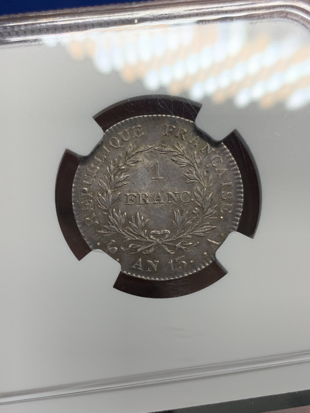 《竞宝斋》第150场-周日，周一，周四 3场 (全场包邮) NGC-AU55 共和13年 拿破仑第一执政1法郎银币 执政官头像少见 发丝细节上佳，黑彩老包浆。1法郎流通充分，书价比常见年份的5法郎更高