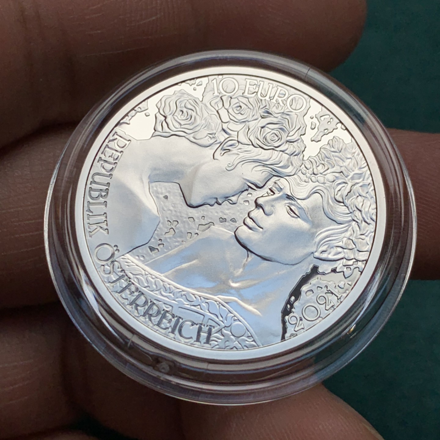 《竞宝斋》第150场-周日，周一，周四 3场 (全场包邮) 奥地利 10欧元 彩色玫瑰花语精制银币 原盒原证 热门题材 寓意美好可送恋人 无刮痕无白斑