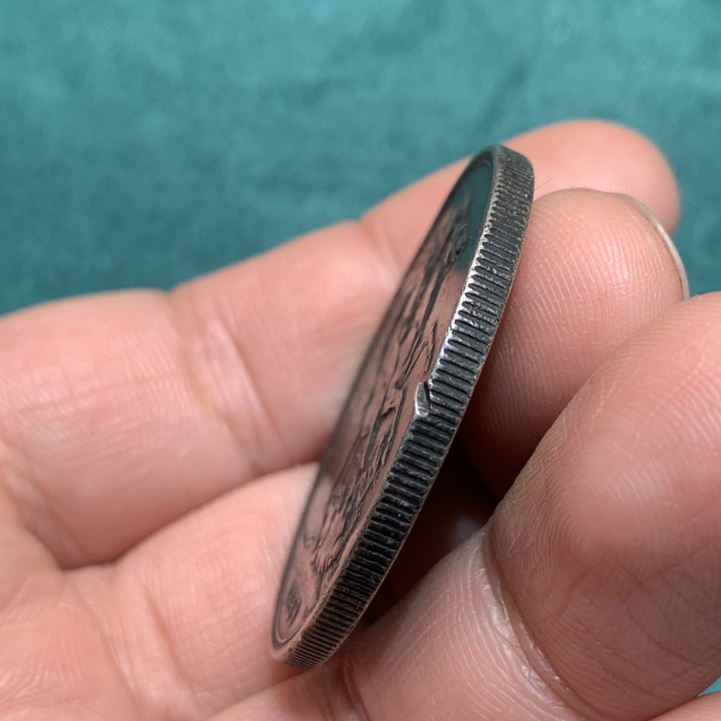 《竞宝斋》第150场-周日，周一，周四 3场 (全场包邮) 英国 1889年 维多利亚女王 高冠 马剑大银币 双面深黑包浆 不容易