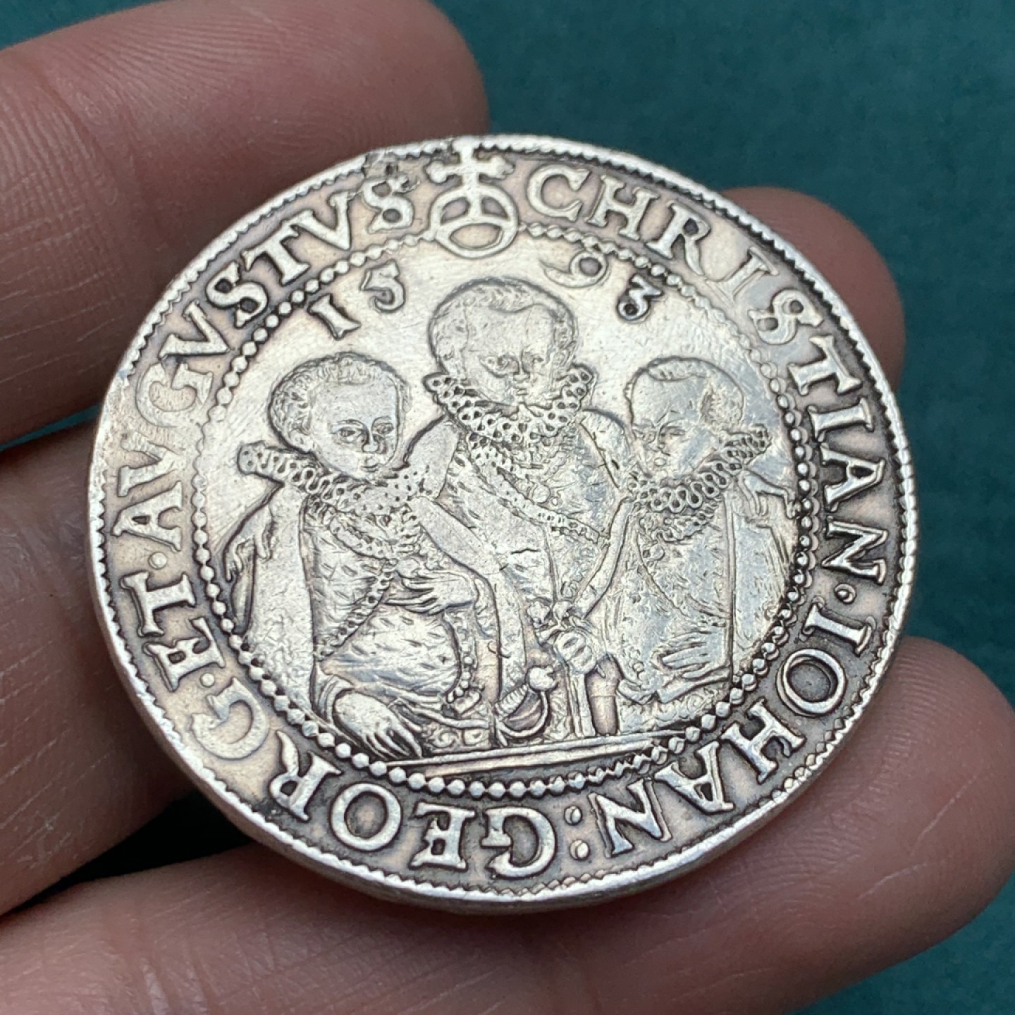 《竞宝斋》第150场-周日，周一，周四 3场 (全场包邮) 德国 1593年 1泰勒 银币 神圣罗马帝国下属萨克森选帝侯克里斯蒂安三兄弟大银 热门品种币未入盒但品好