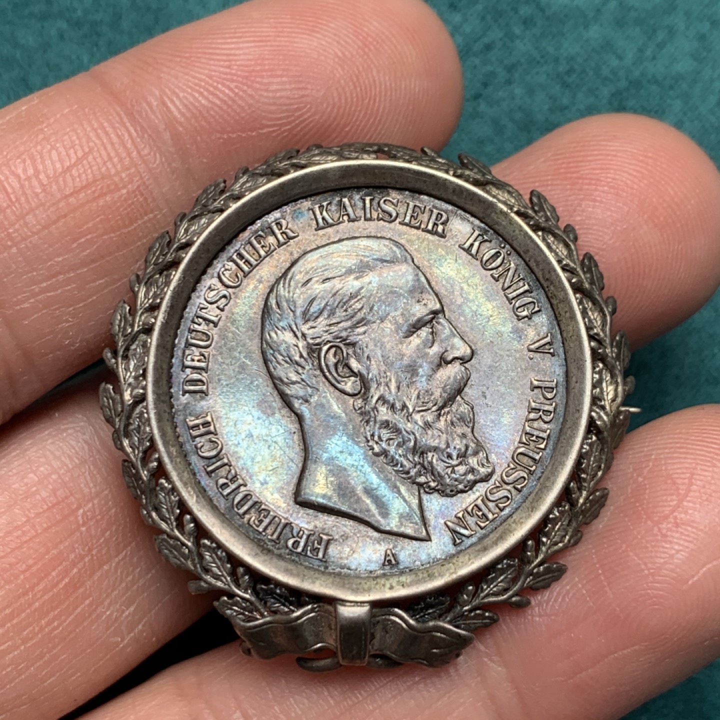 《竞宝斋》第150场-周日，周一，周四 3场 (全场包邮) 德国普鲁士 1888年 弗里德里西2马克（胸针） 16.9克  工艺不错可以佩戴 硬币无焊点  品相不错，外框为银质