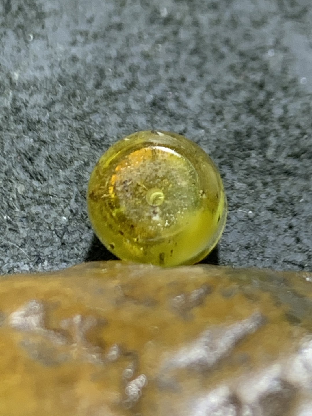 天然原皮乌克兰原矿蜜蜡桶珠一颗