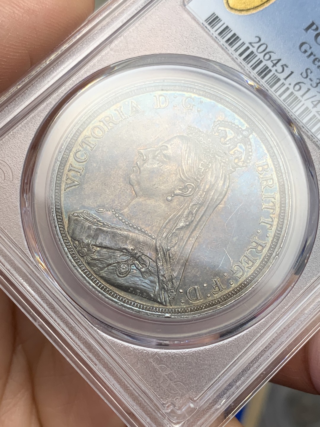 《竞宝斋》第150场-周日，周一，周四 3场 (全场包邮) PCGS MS61 英国 维多利亚 马剑克朗大银币 黑彩包浆 状态好，还泛点紫光，包浆难遇，包浆太厚导致分数保守，状态一流
