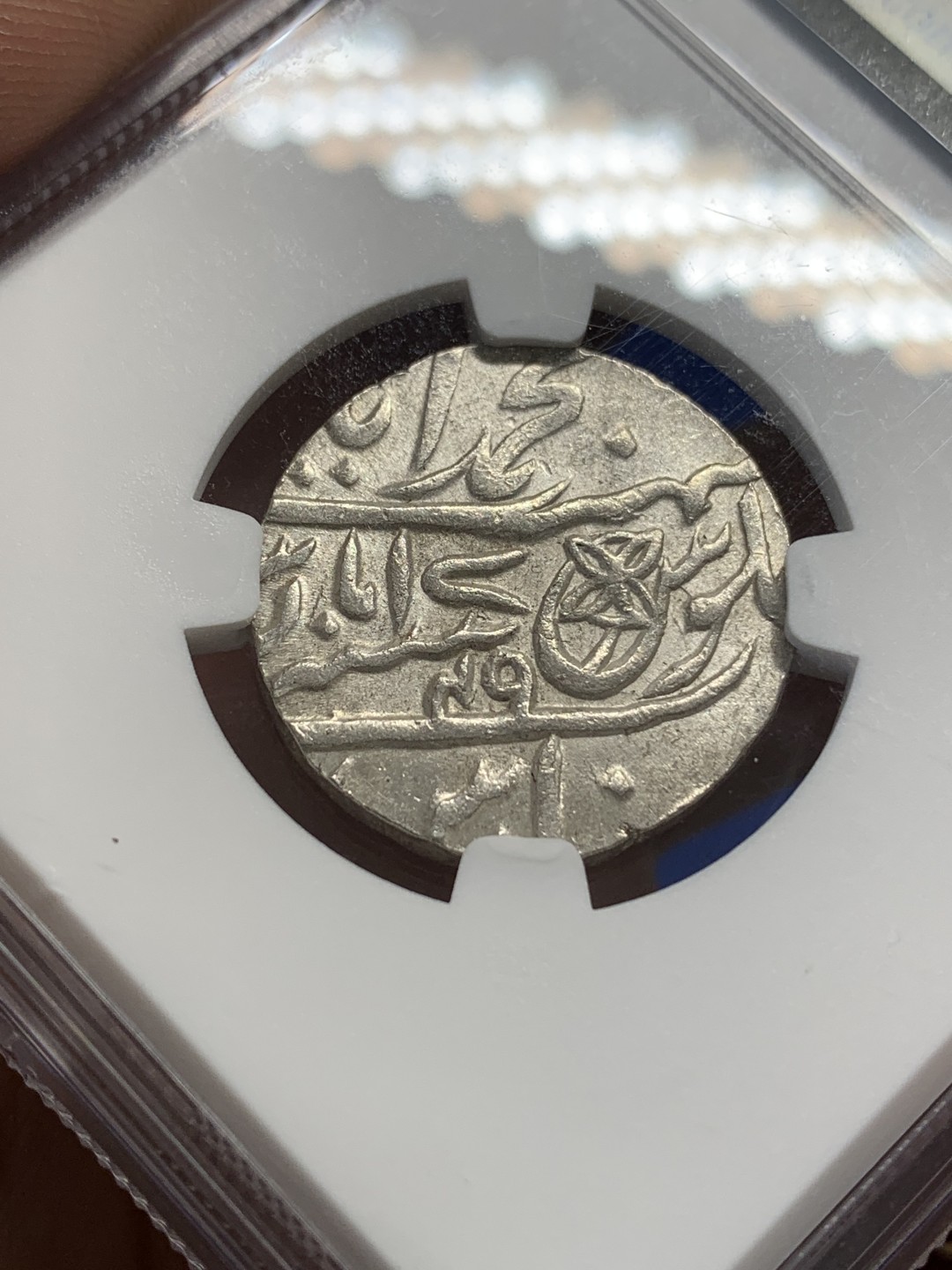 《竞宝斋》第150场-周日，周一，周四 3场 (全场包邮) NGC-MS64 1749年印度孟加拉邦1卢比银币，64分高分，外拍价格很高