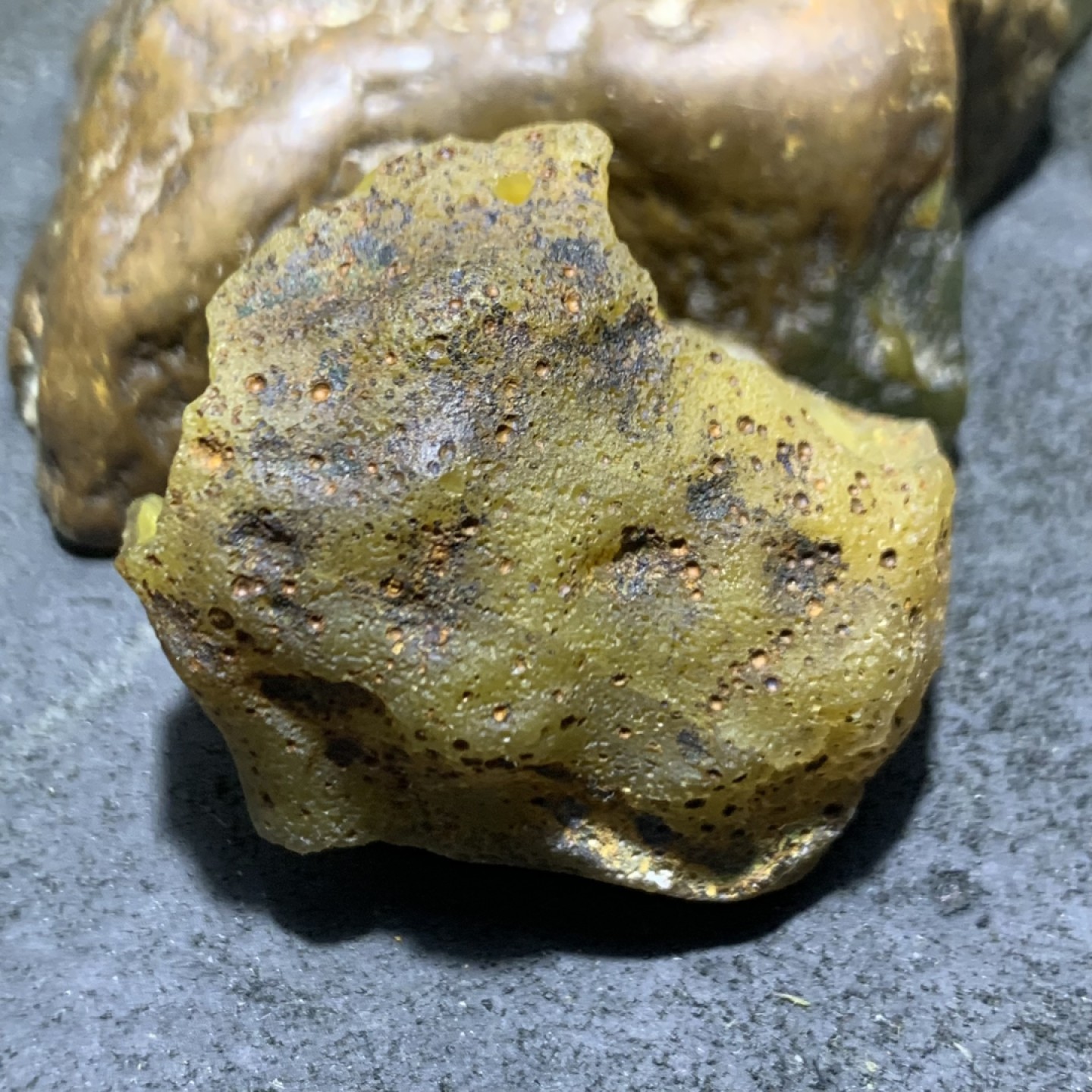 精美亚光蒙料战国红玛瑙高润度原皮雕刻灵蛇吊坠一个！