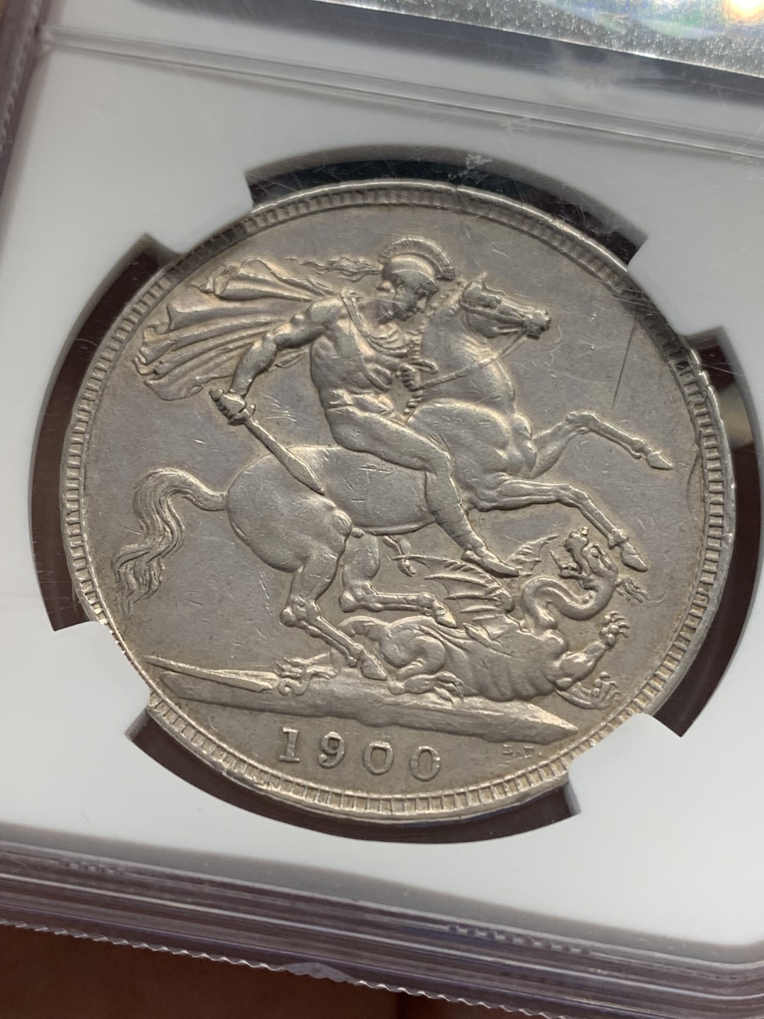 《竞宝斋》第150场-周日，周一，周四 3场 (全场包邮) NGC-AUD 英国 1900年 老维披纱 马剑克朗大银币  原始状态