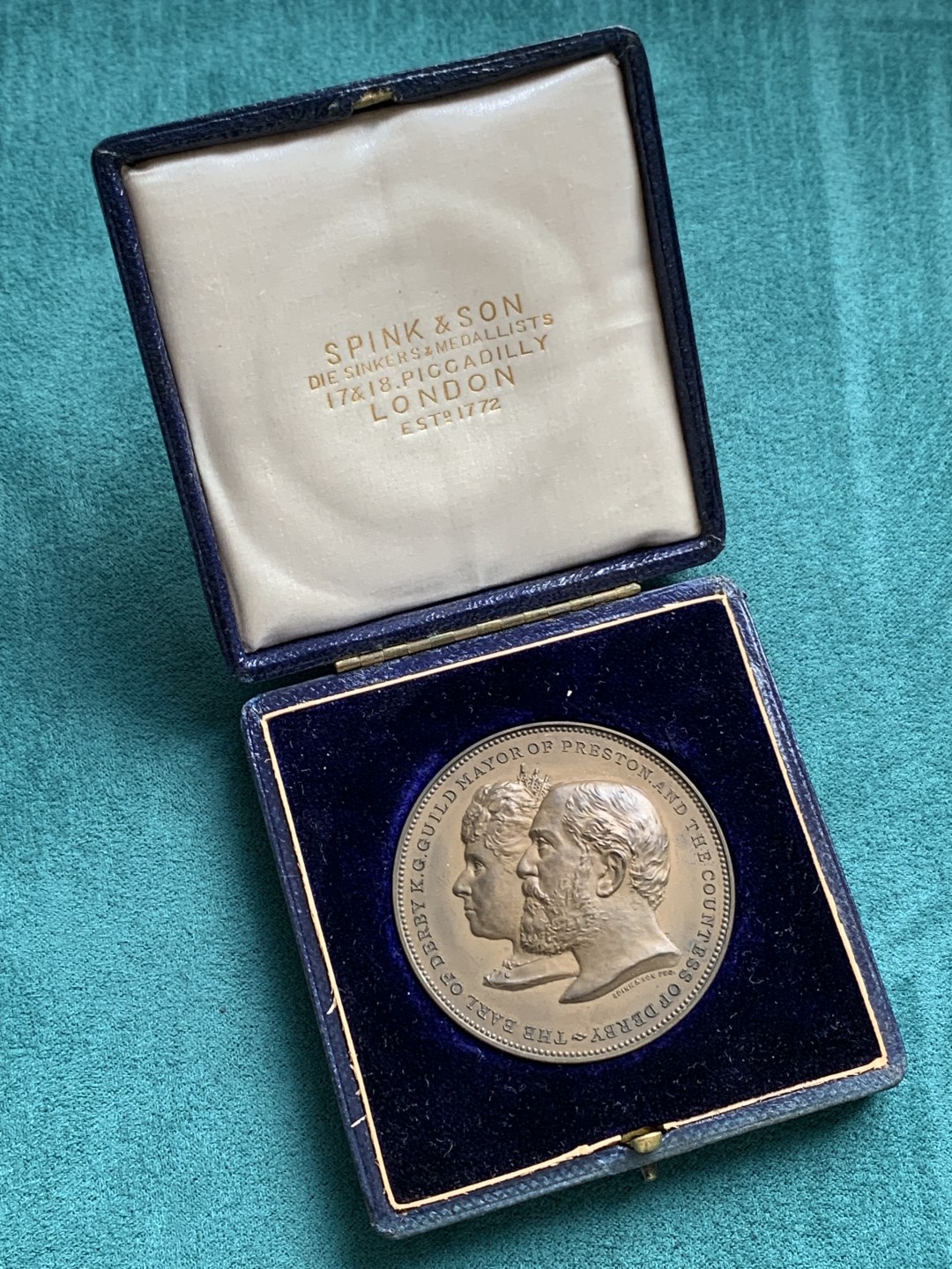 《竞宝斋》第150场-周日，周一，周四 3场 (全场包邮) 1902年 英国普雷斯顿公会纪念大铜章，带原盒 51mm60克