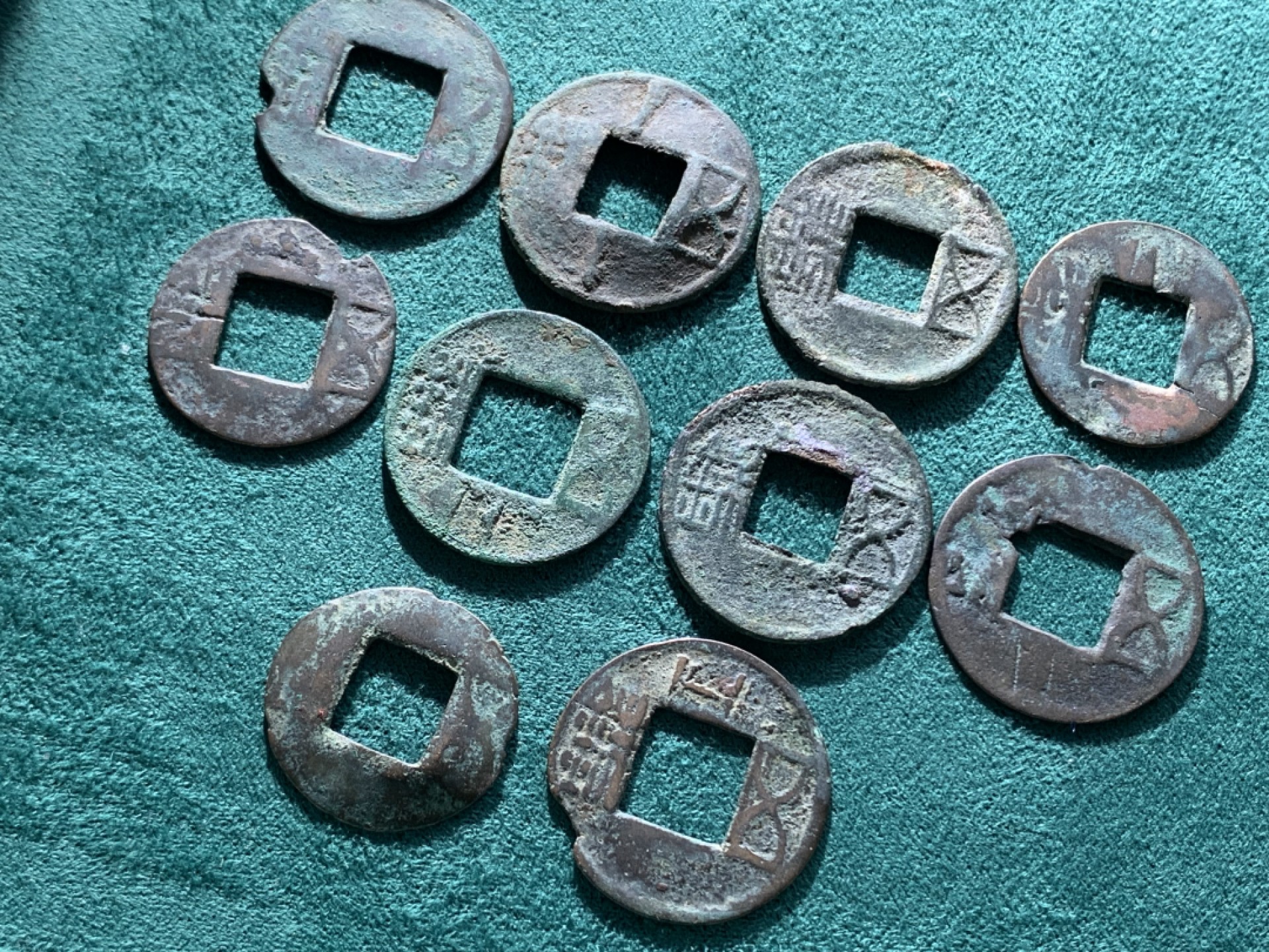 《竞宝斋》第150场-周日，周一，周四 3场 (全场包邮) 东汉记号五铢：名誉版林铢，背阴刻三，面上下双杠，面工，背上三竖，面阴刻二竖，面三竖，五下星等