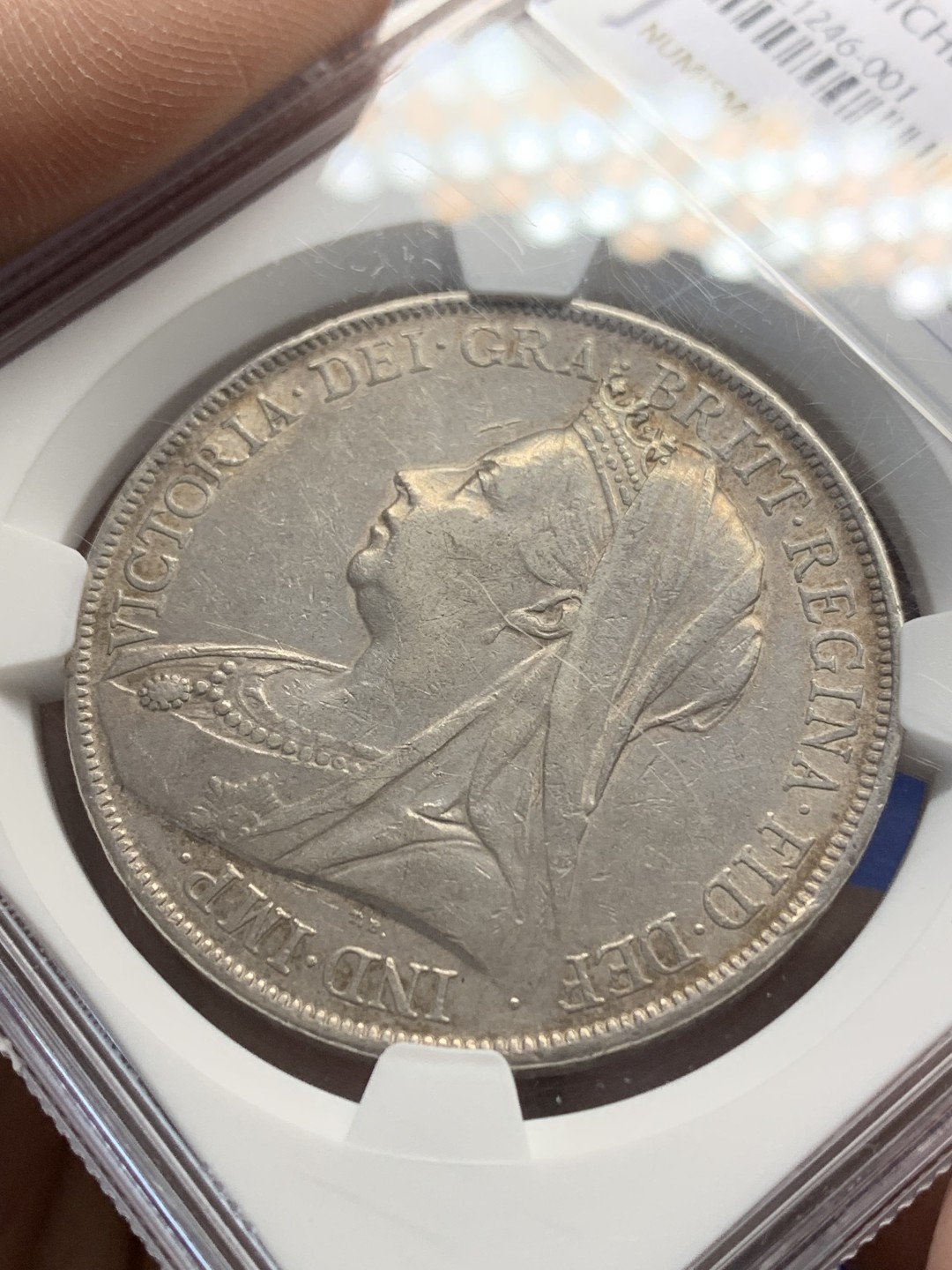 《竞宝斋》第150场-周日，周一，周四 3场 (全场包邮) NGC-AUD 英国 1900年 老维披纱 马剑克朗大银币  原始状态