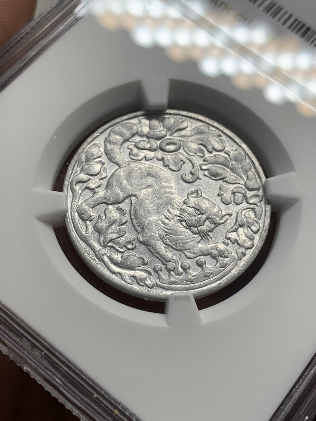 《竞宝斋》第150场-周日，周一，周四 3场 (全场包邮) NGC-UNCD 德国紧急状态时期塔勒小猫币 1921年 2马克 塔勒系列里比较少的一枚 细节很好属于德紧中的小精品